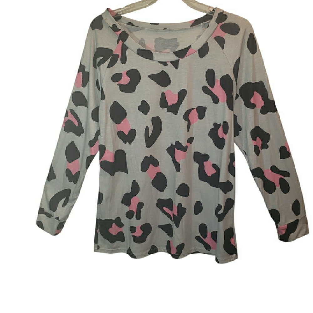 Womens lg leopard multi-color print long sleeve pullover top. 7032